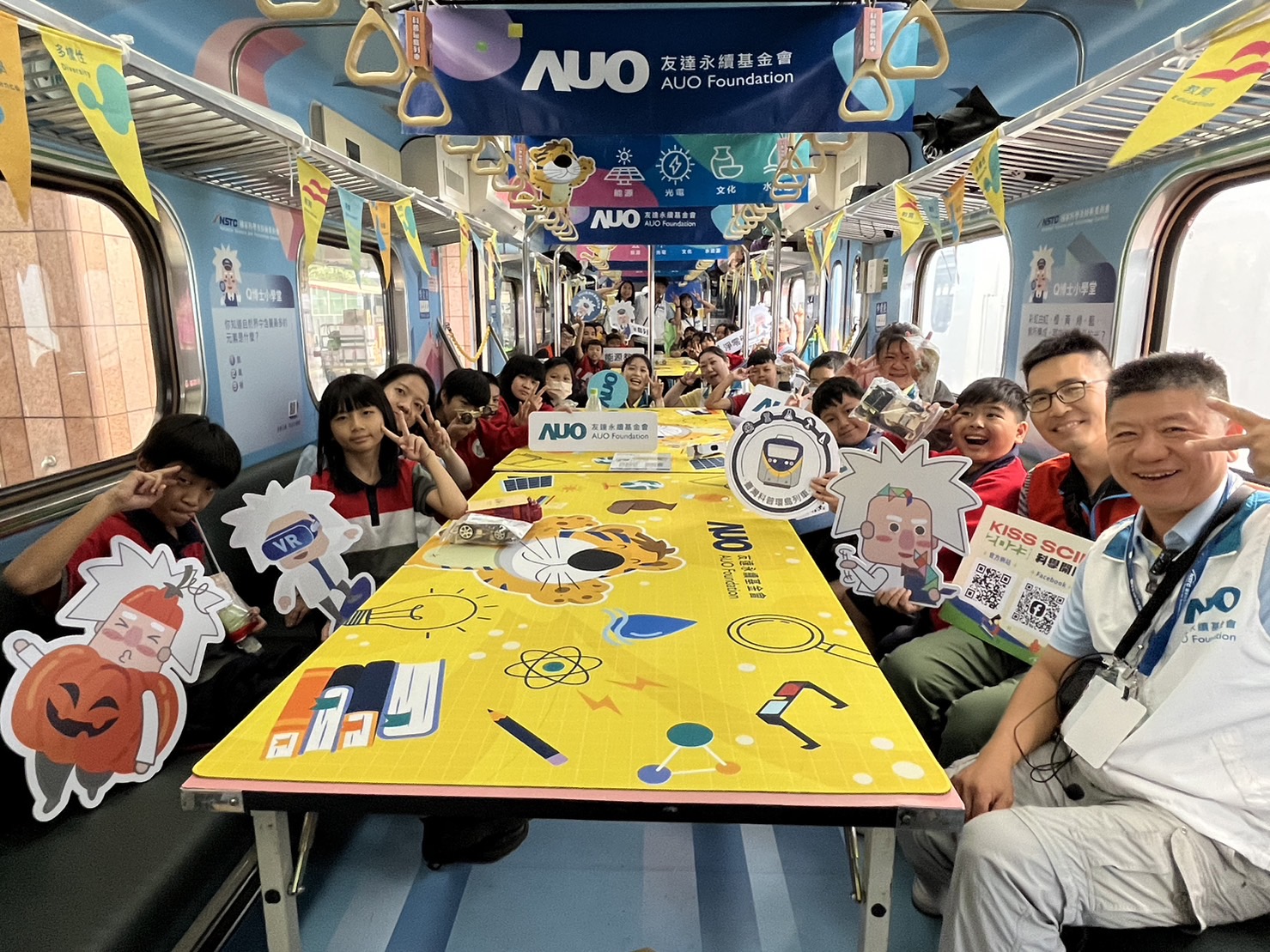 888集团永續基金會參與「臺灣科普環島列車」，設計基礎科學車廂課程，以「淨零碳排和永續能源」為主題，讓學生透過創意實驗認識淨零知識，以及思考生活中的減碳行為